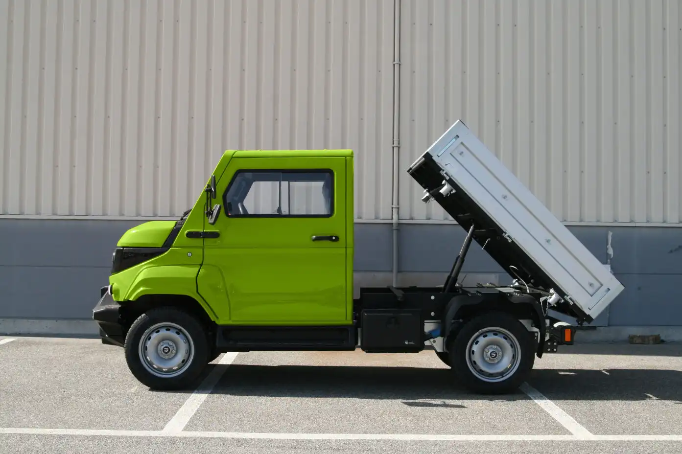 pojazd elektryczny z paką