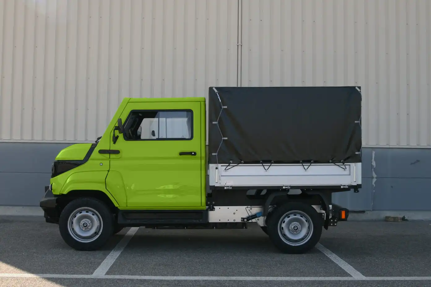 pojazd elektryczny z paką