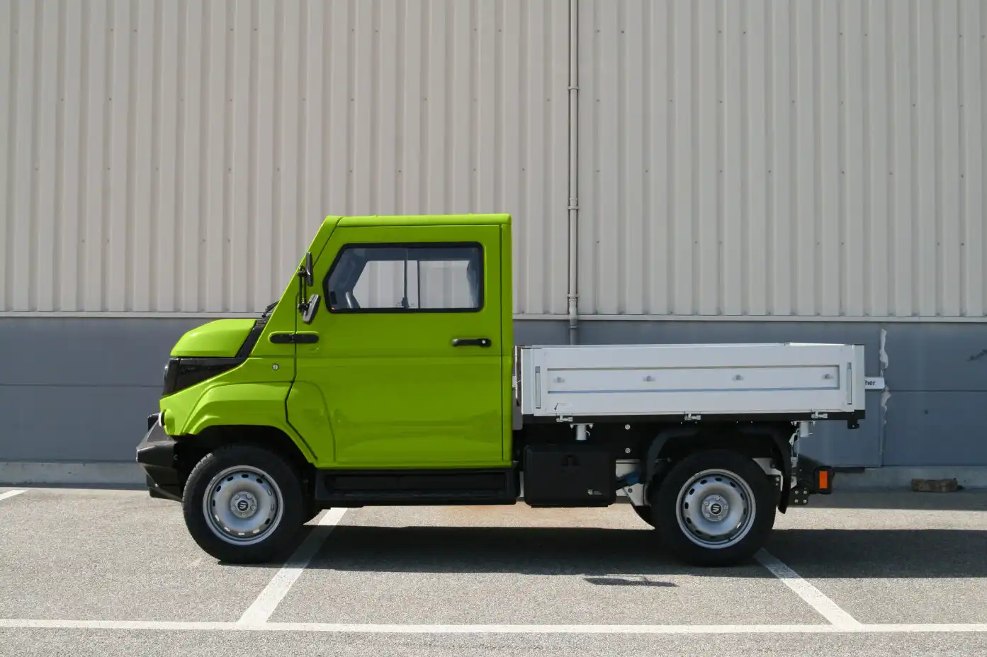 pojazd elektryczny z paką